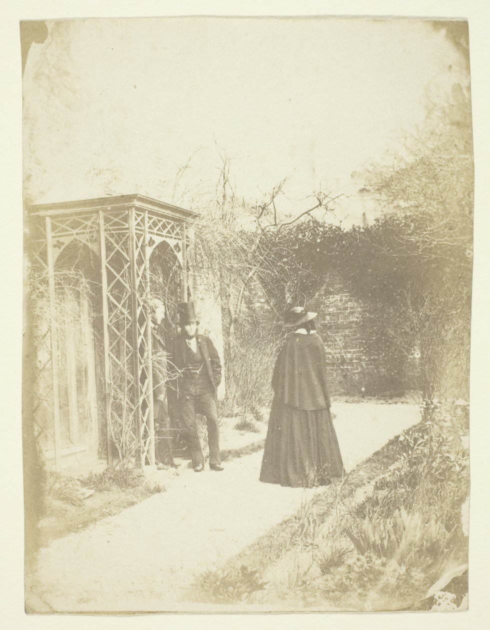 Femme non identifiée et deux hommes debout à l