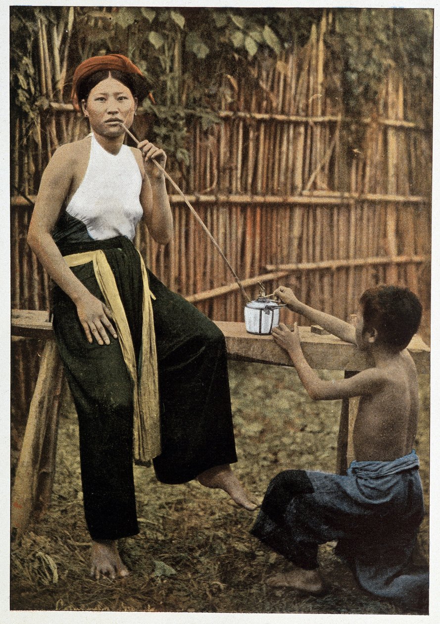 Femme asiatique fumant de l