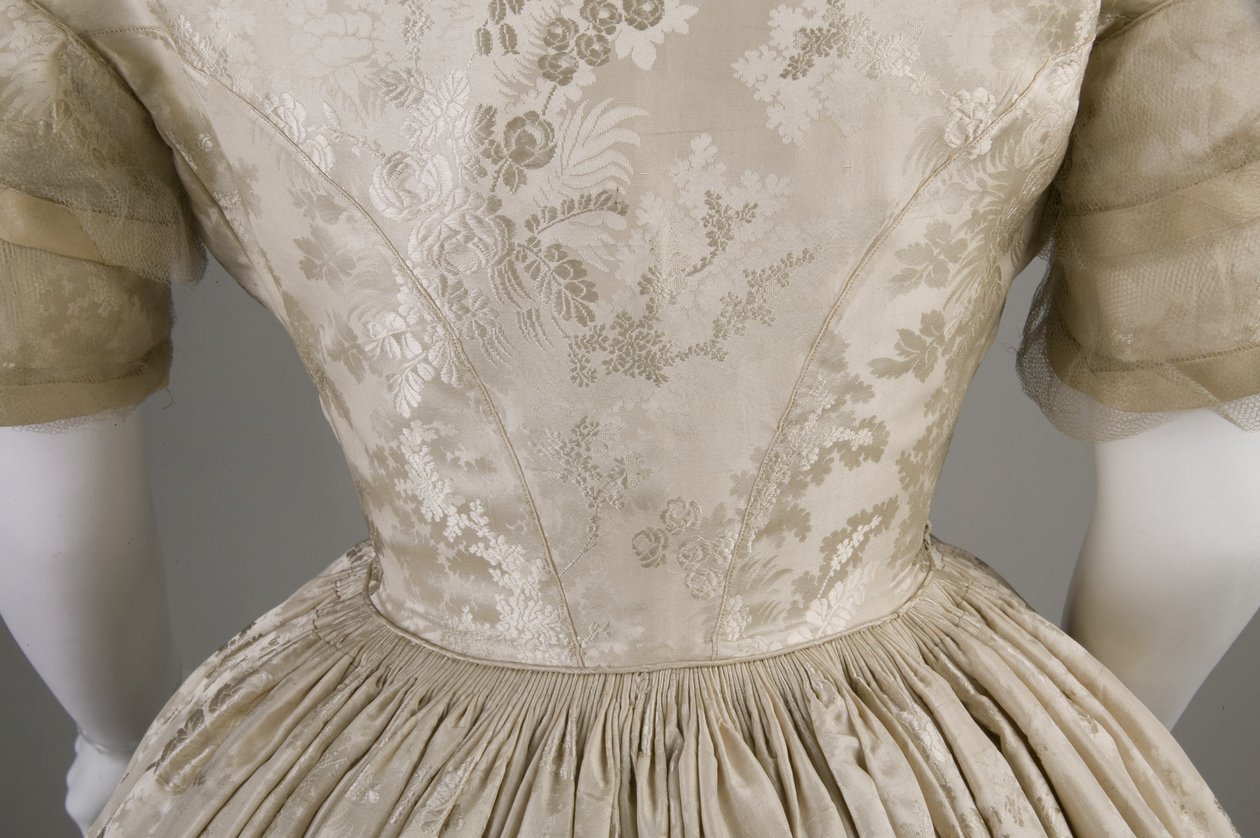 Robe de mariée (détail du dos à la taille) - Unknown artist