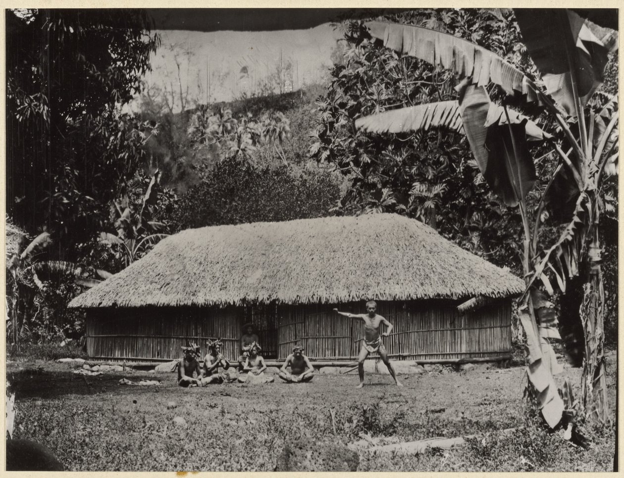 [Homme posé devant la cabane] - Unknown artist