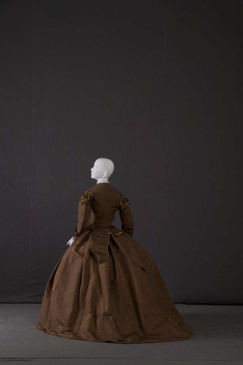 Robe de trousseau (vue oblique arrière) - Unknown artist