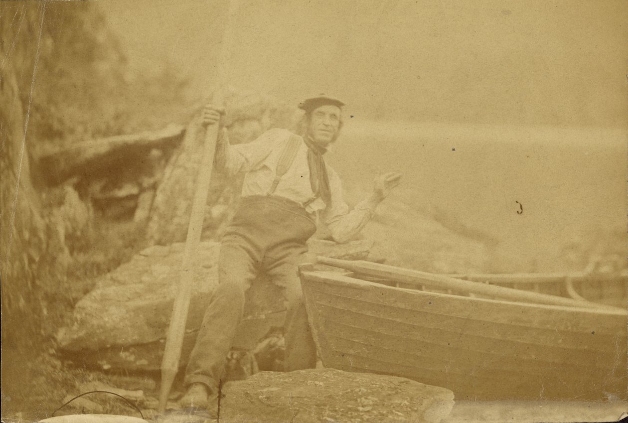 [Homme posant à côté d