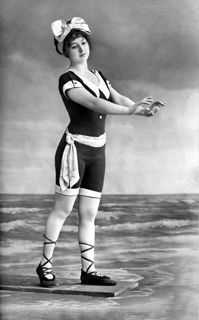 Femme en maillot de bain et chaussures de plage. - Unknown photographer