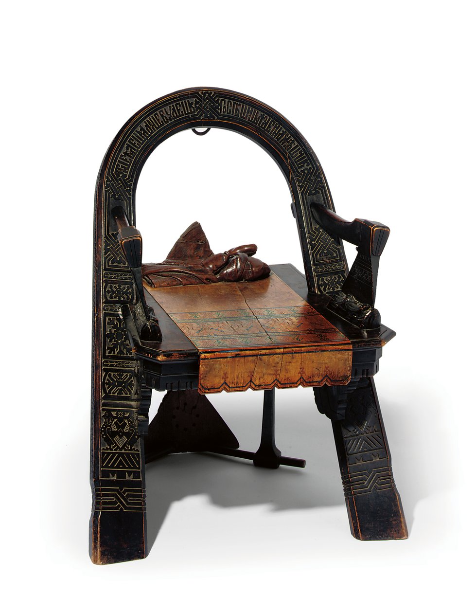 Chaise sculptée en trompe-l