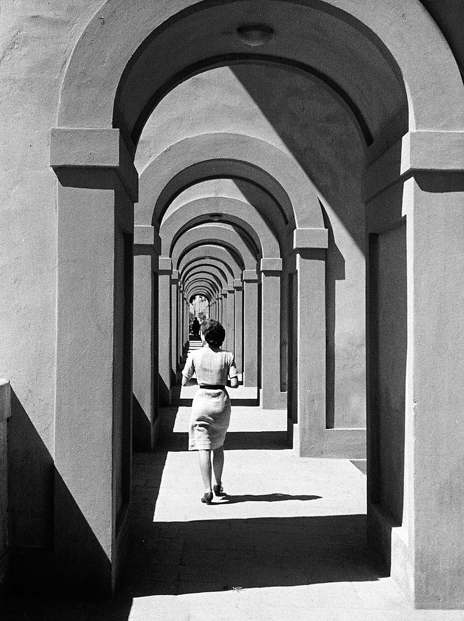 Jeune femme passant sous un portique - Vincenzo Balocchi
