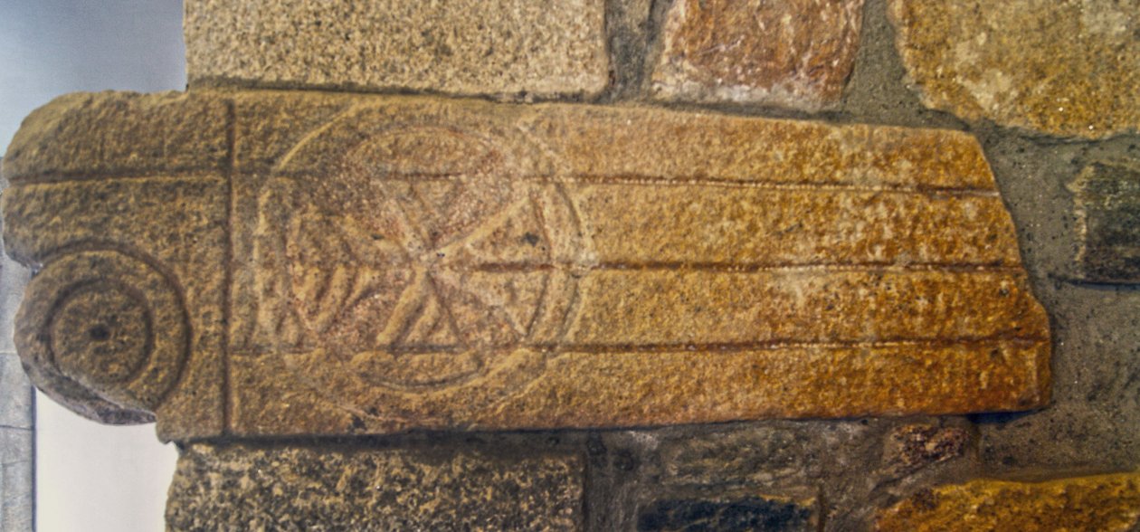 Sculptures wisigothiques dans la chapelle de São Pedro de Balsemão, Sé, Lamego, Portugal vers 599 (granit) - Visigothic