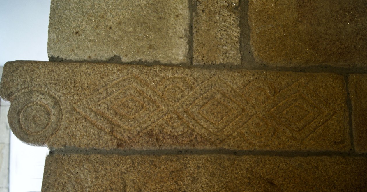 Sculptures wisigothiques dans la chapelle de São Pedro de Balsemão, Sé, Lamego, Portugal c.599 - Visigothic