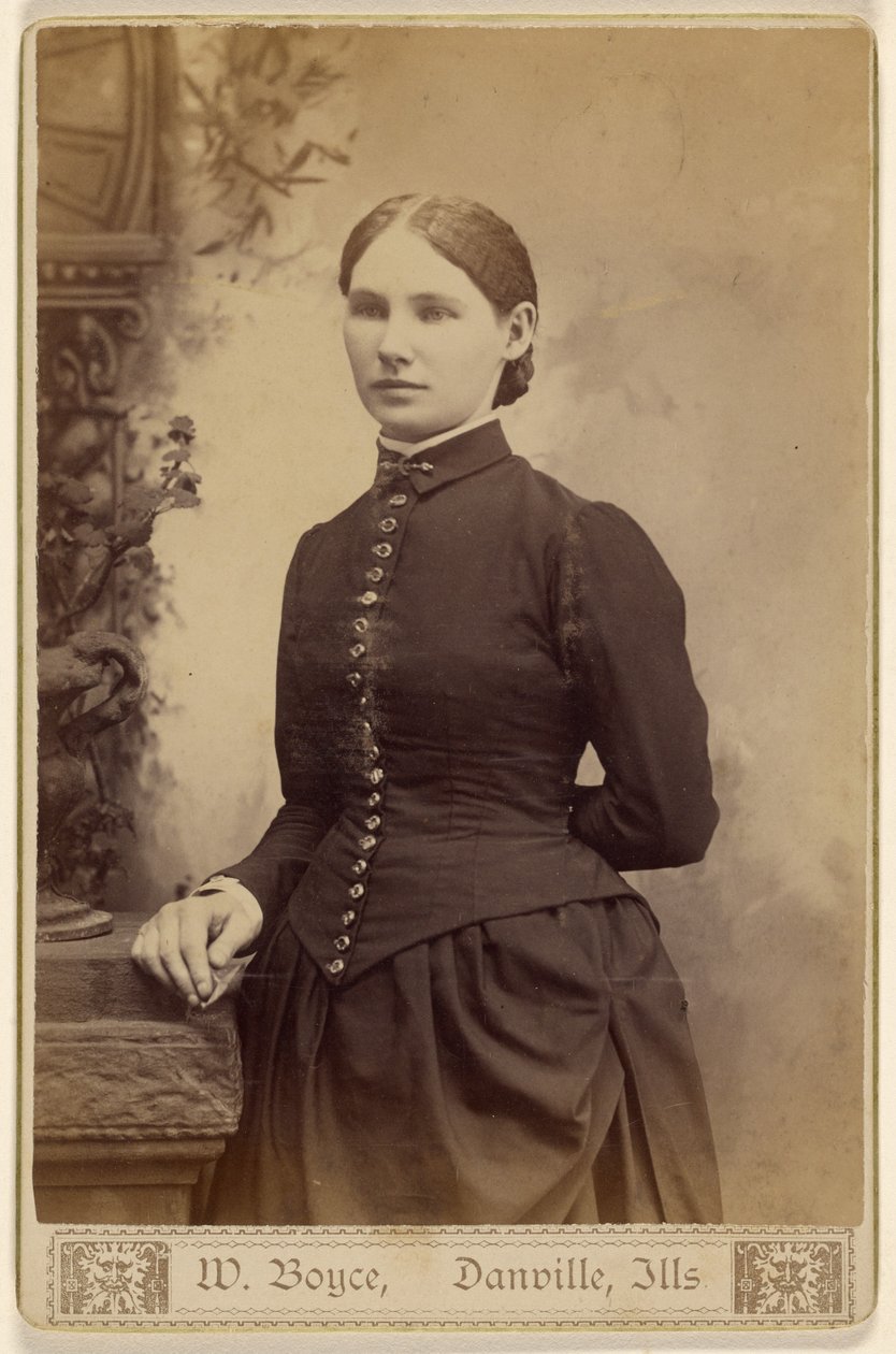 [Femme non identifiée, debout] - W. Boyce