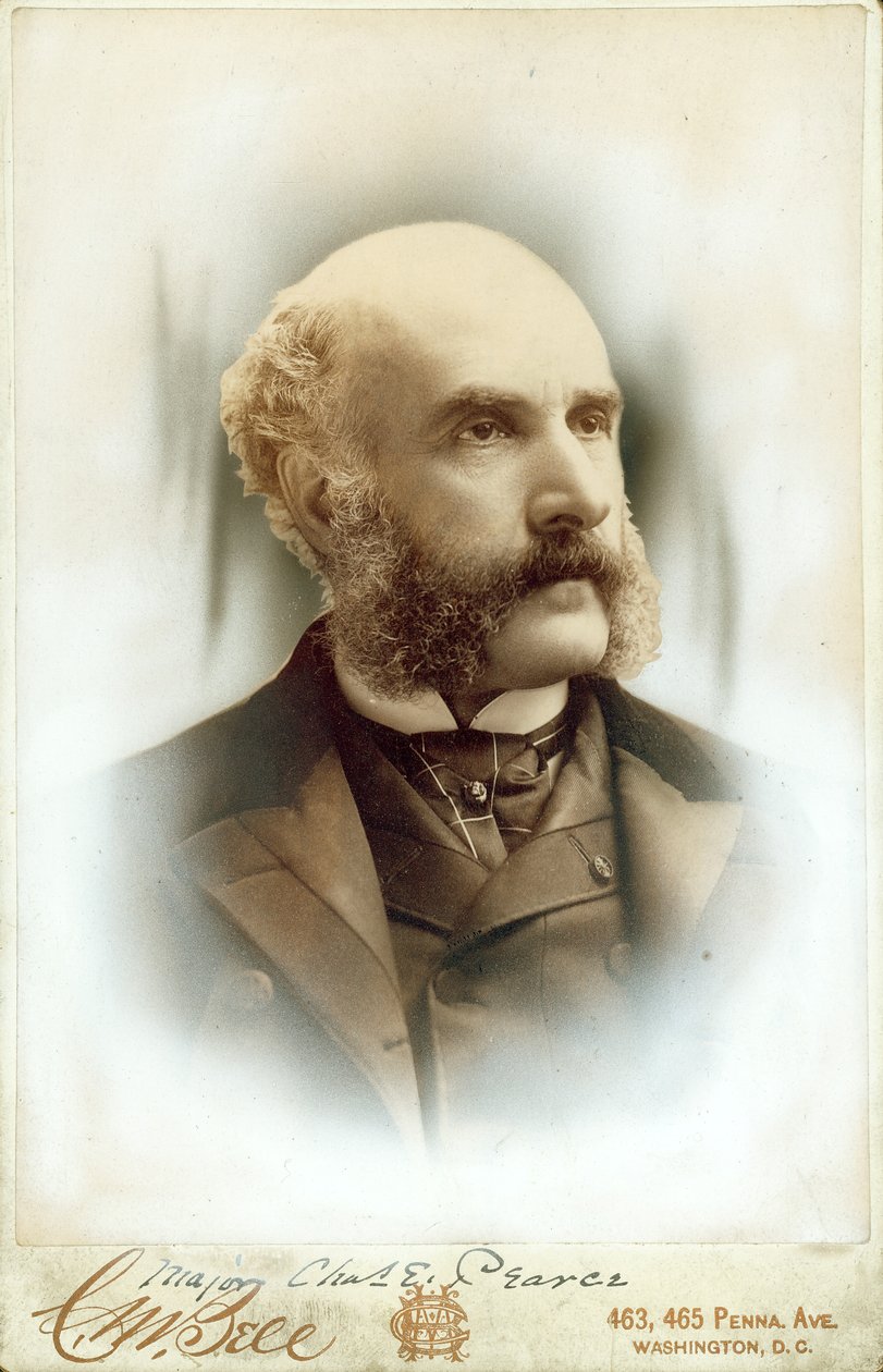 Portrait en buste de Charles E. Pearce portant un costume, un gilet et une cravate - Washington D.C. C.M. Bell