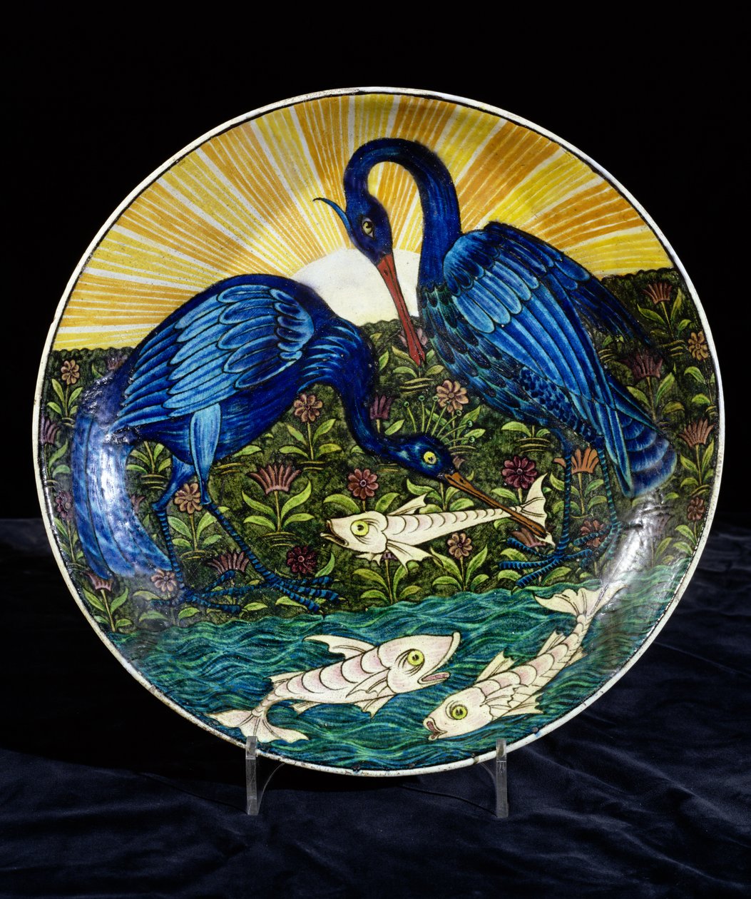 Plat avec deux hérons attrapant des poissons sur une rive, peint par Charles Passenger - William de Morgan