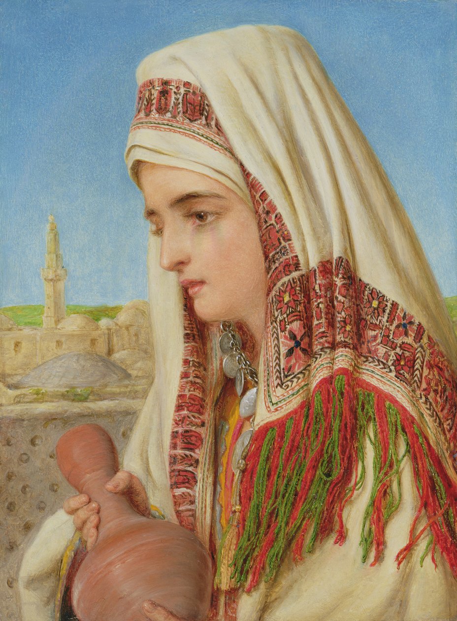 Une femme arabe avec un châle de tête portant une cruche d