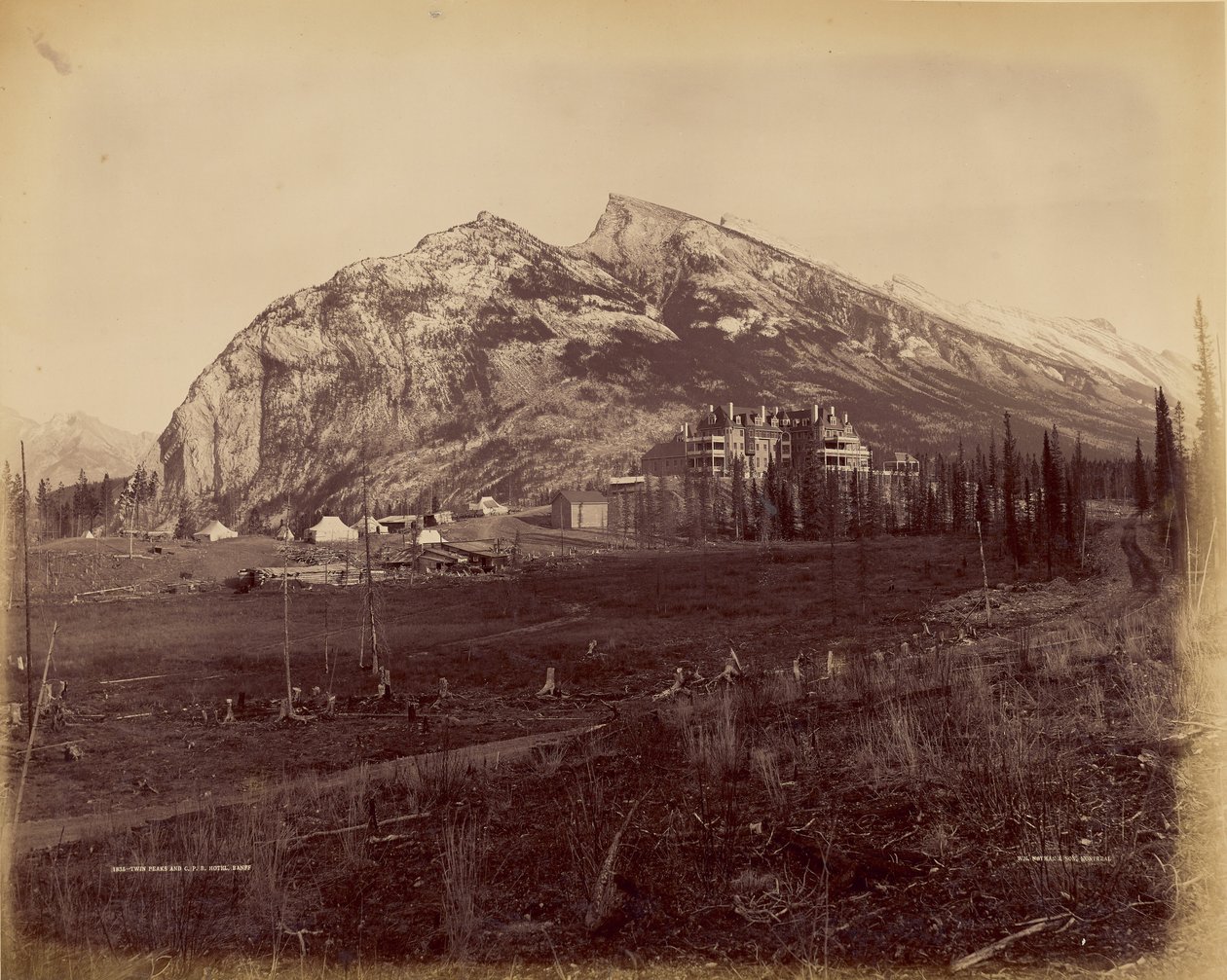 Twin Peaks et C.P.R. Hotel, Banff - William McFarlane Notman