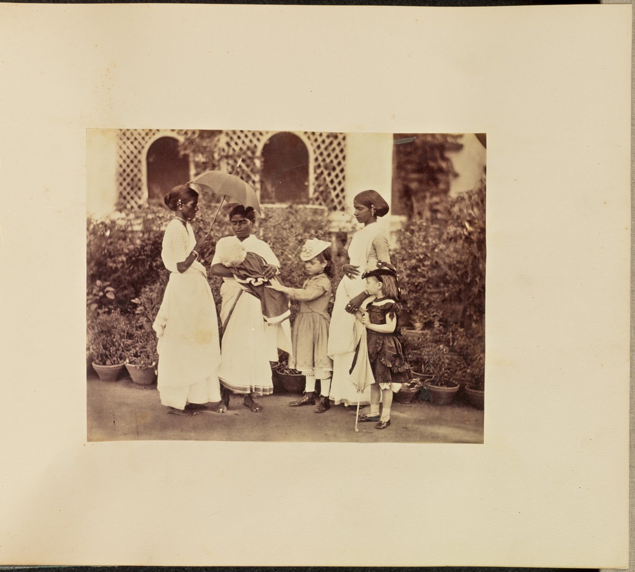 [Enfants caucasiens avec Ayahs] - Willoughby Wallace Hooper