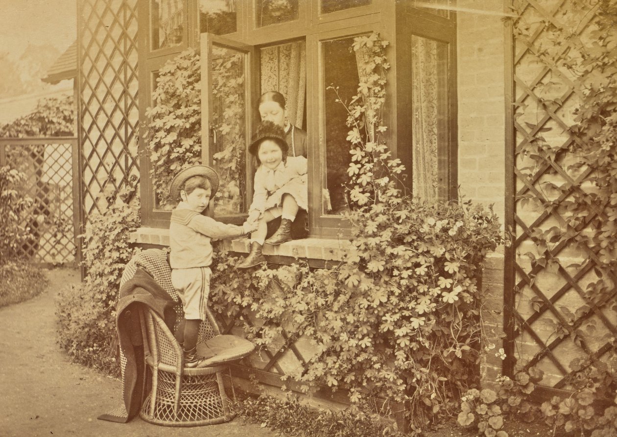 [Enfants jouant à la fenêtre] - Willoughby Wallace Hooper