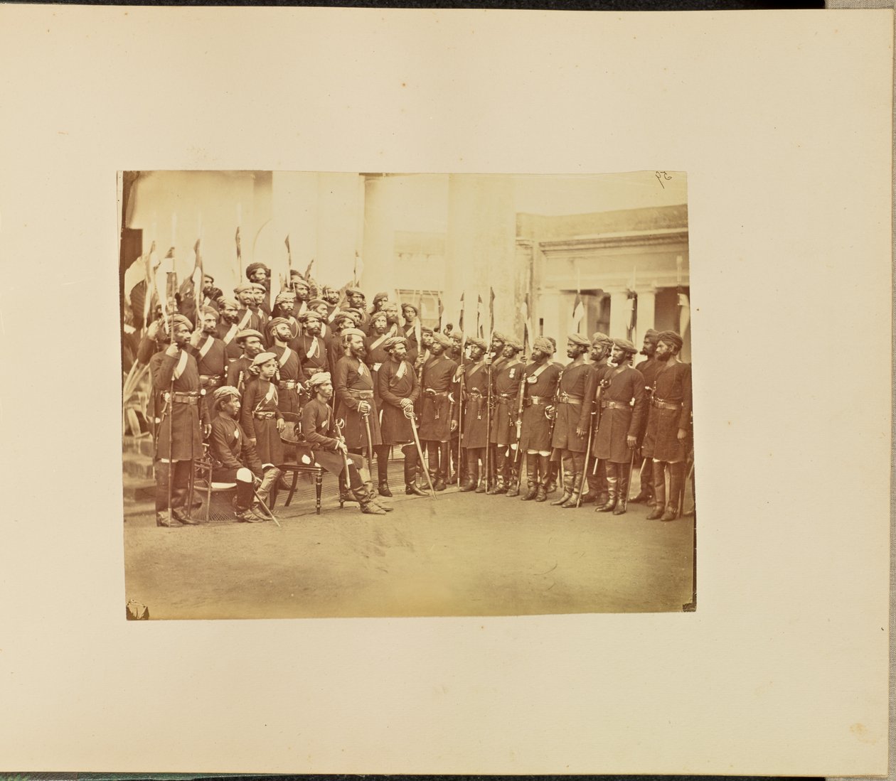 [Portrait de groupe du personnel militaire] - Willoughby Wallace Hooper