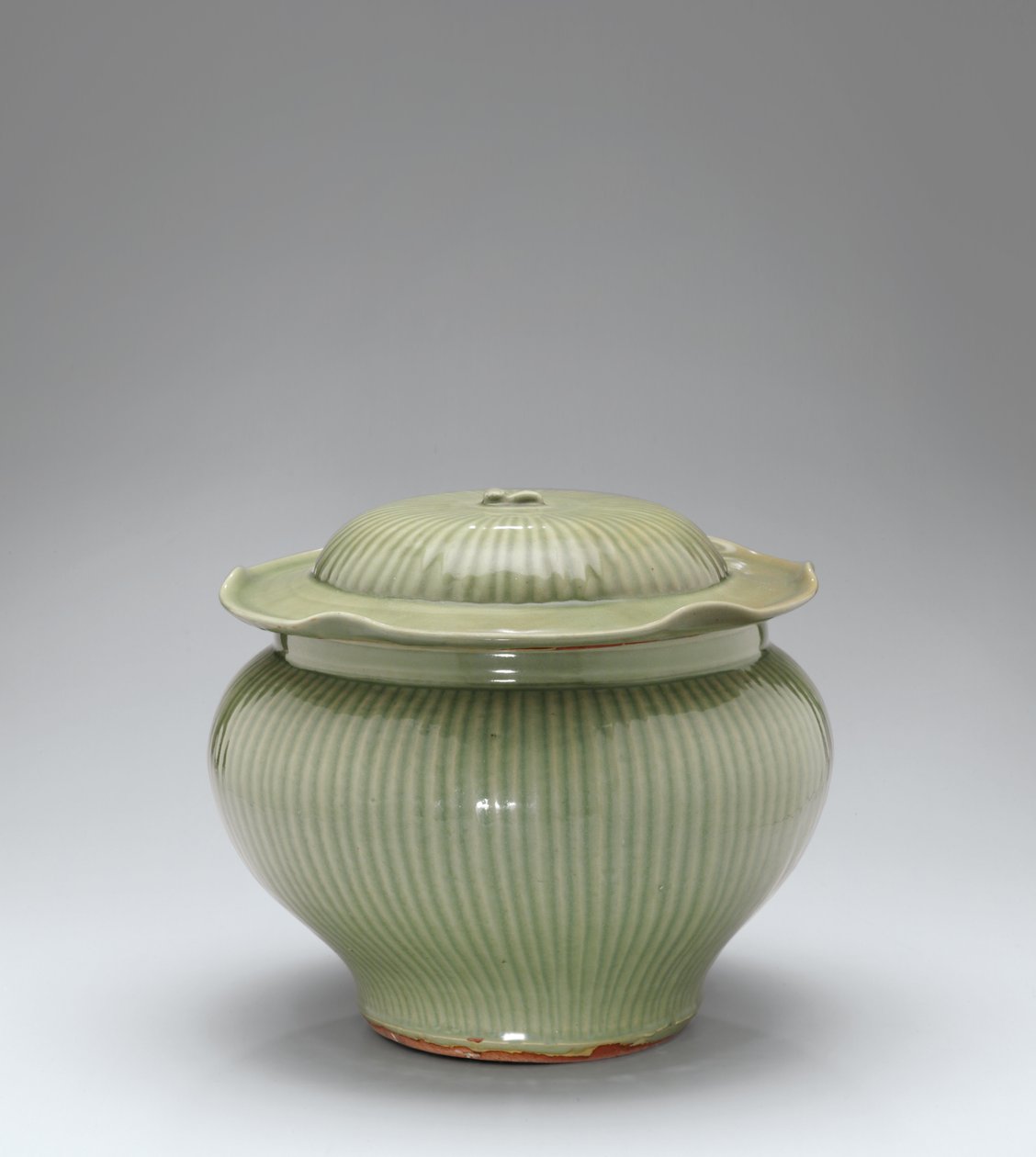 Pot et couvercle côtelés en céladon Longquan - Yuan Dynasty Chinese School