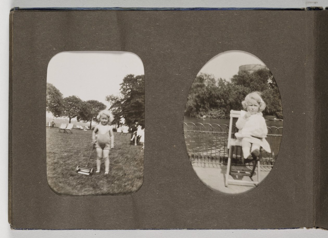 Album photo de famille du 20ème siècle - Frederick (attr. to) Barnard