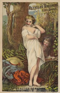 Femme se déshabillant dans les bois