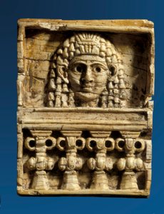 Plaque représentant une femme à une fenêtre