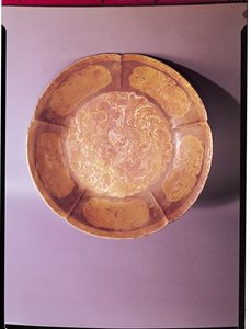Plat gravé, dynastie Tang
