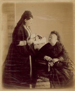Reine Victoria, assise