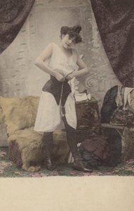 Fille défaisant son corset