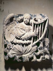 Ange musicien jouant de la harpe (bas-relief)