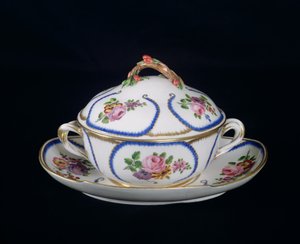 Bol et assiette de Sèvres, 1764 (porcelaine)