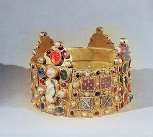 La Couronne de Hildesheim (or et pierres précieuses)