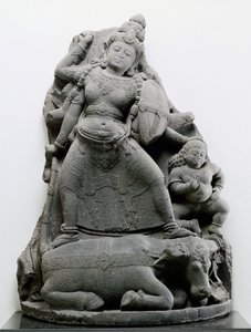 Durga tuant Mahisa, vers 1300 (pierre volcanique)