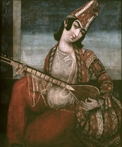 Jeune femme jouant de la guitare