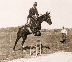Federico Caprilli sautant une chaise (photo n/b)