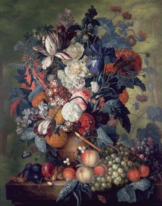 Un vase de fleurs avec des fruits