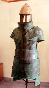 Cuirasse et casque à défenses de sanglier