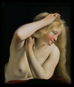 Jeune femme se peignant les cheveux
