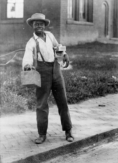 Cireur de chaussures afro-américain, vers 1899 (photo n/b) - American Photographer