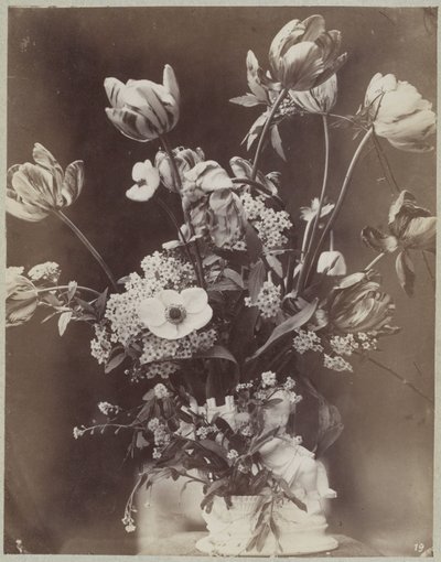 Étude de fleurs dans un vase avec une figure d