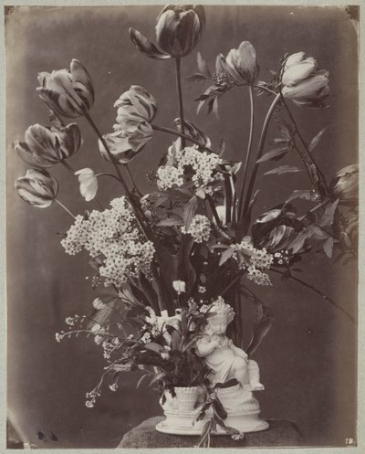 Étude de fleurs dans un vase avec figure d