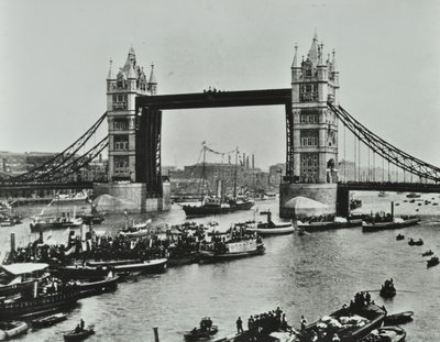 Des navires passent sous le pont de la Tour, 1894 - English Photographer