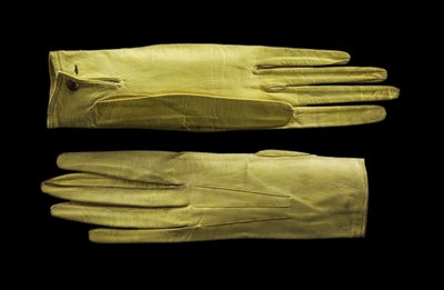 Gants jaunes vifs à longueur de poignet, c.1820 - English School