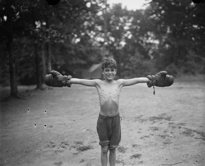 Jeune garçon avec des gants de boxe - Harris & Ewing