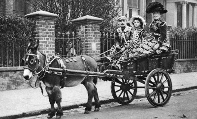 Famille Pearly dans leur charrette tirée par un âne, Londres - McLeish