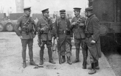 Troupes britanniques et françaises fraternisant, France, août 1914 - Unbekannt