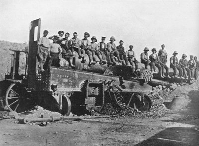 Soldats britanniques sur un canon turc détruit, 1915 - Unbekannt