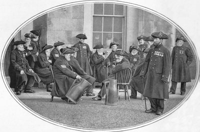 Pensionnaires de Chelsea avec des cruches noires, Londres, vers 1901 - Unbekannt