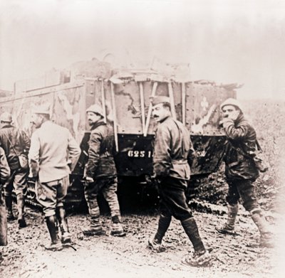 Soldats marchant derrière un char, vers 1914-1918 - Unbekannt