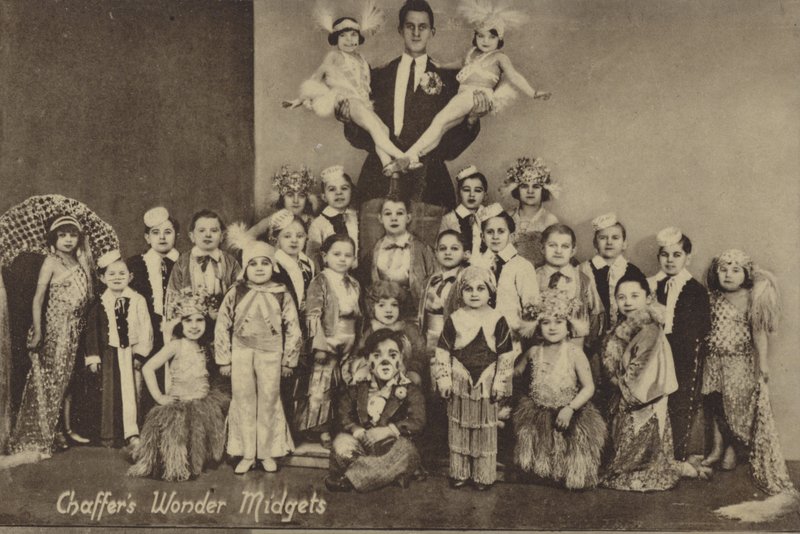 Les Nains de Merveille de Chaffer (photo n/b) - (after) English photographer