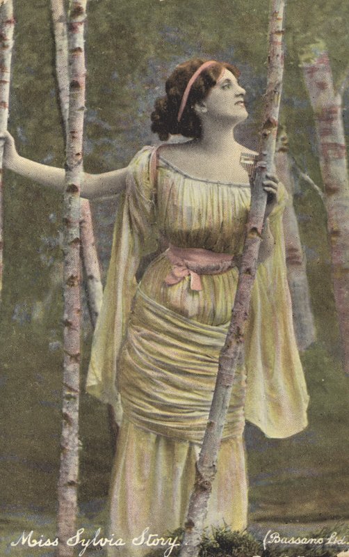 Fille dans un bois de bouleaux - English Photographer