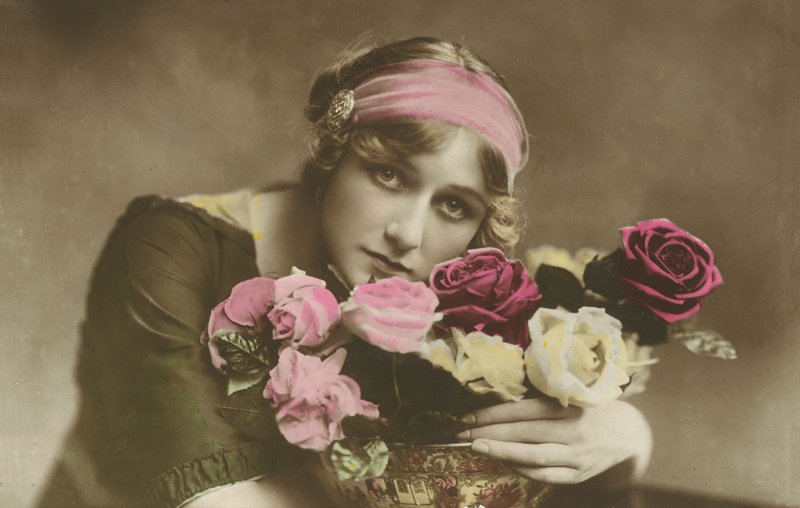 Femme avec des fleurs - English Photographer