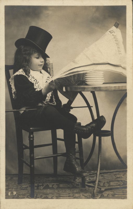 Garçon lisant un journal - French Photographer